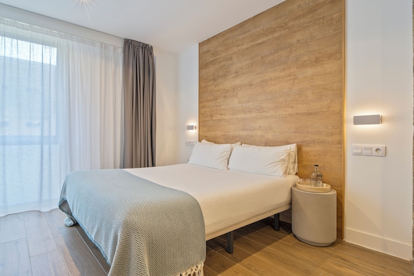 Double Room | Down duvets, desk, free WiFi, bed sheets