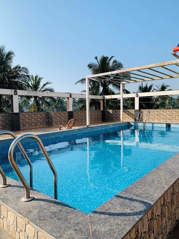 Indoor pool - Hotel Silka Inn (Shrivardhan)