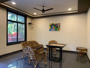 Flat-screen TV - Hotel Silka Inn (Shrivardhan)