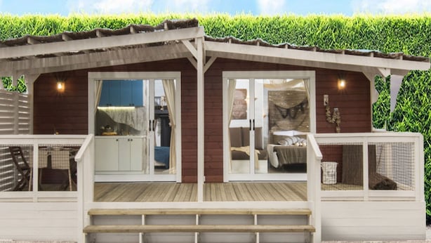 A wooden cabin with a porch, large windows, and a view of a green hedge. - Agriturismo Ca' Vecia (Sona)