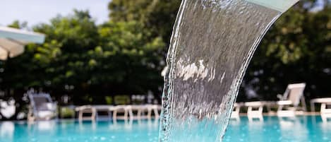 Piscina stagionale all'aperto, ombrelloni da piscina, lettini