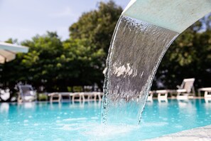 สระว่ายน้ำกลางแจ้งเปิดตามฤดูกาล, ร่มริมสระว่ายน้ำ, เก้าอี้อาบแดดริมสระ