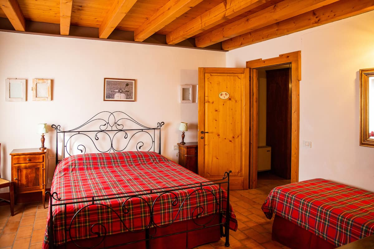 Triple Room | Minibar, in-room safe, iron/ironing board, WiFi (free)