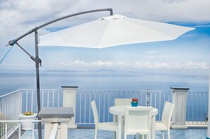 Panoramic Apartment | Terrace/patio - Casa MareLuna (Vico Equense)