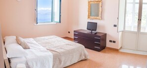 Panoramic Apartment | Premium bedding, down comforters, pillowtop beds, individually decorated - Casa MareLuna (Vico Equense)