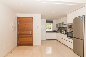 Een koelkast, een magnetron, een oven, een vaatwasser