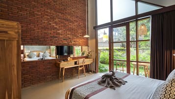 جناح إستديو تنفيذي | ميني بار وخزنة داخل الغرفة ومكتب وتجهيزات عازلة للصوت