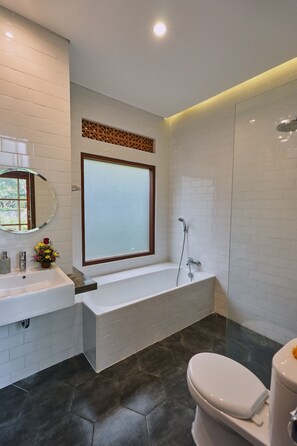 Executive Studio Suite | Bathroom | Towels - Yarama Cottages (Ubud)