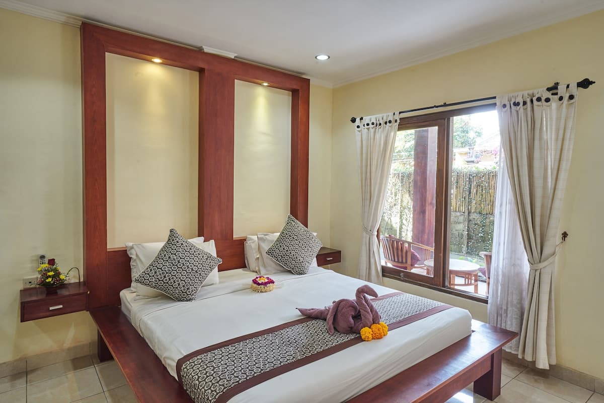 Standard Double Room | Minibar, in-room safe, desk, soundproofing