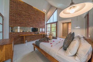 豪華雙人房 | 迷你吧、客房內保險箱、書桌、隔音