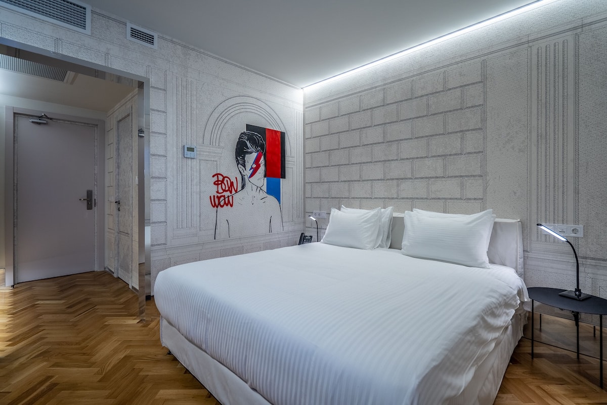 1 bedroom, hypo-allergenic bedding, minibar, in-room safe