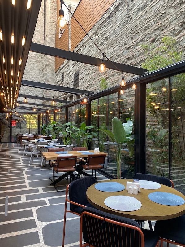 供应午餐和晚餐，地方菜