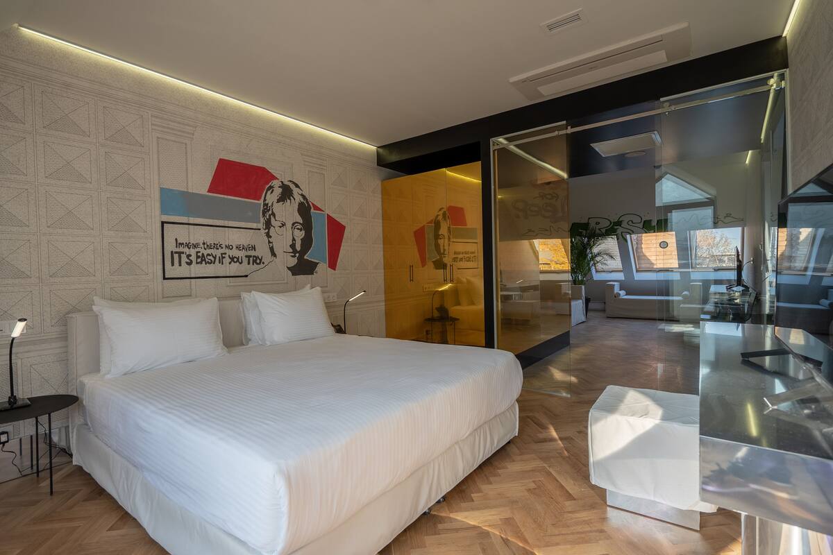 Suite | Hypo-allergenic bedding available, minibar, in-room safe