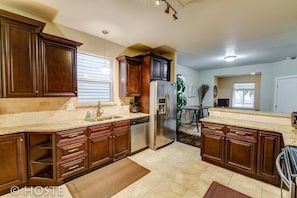 Nhà (2 Bedrooms) | Bếp riêng | Tủ lạnh, lò nướng, dụng cụ pha cà phê/trà, lò nướng bánh mì