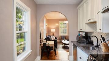 Talo (2 Bedrooms) | Yksityinen keittiö | Uuni, liesi, astianpesukone, keittoastiat/astiat/ruokailuvälineet