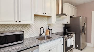 Talo (2 Bedrooms) | Yksityinen keittiö | Uuni, liesi, astianpesukone, keittoastiat/astiat/ruokailuvälineet