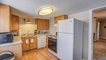 Cottage (2 Bedrooms) | Dapur pribadi | Oven, kompor, mesin pencuci piring, dan peralatan masak/sendok-piring