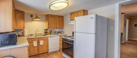 Cottage (2 Bedrooms) | Private kitchen | Oven, stovetop, dishwasher, cookware/dishes/utensils