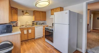 2 Bedroom near Parks, A Lake, Downtown