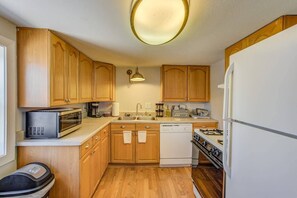 Mökki (2 Bedrooms) | Yksityinen keittiö | Uuni, liesi, astianpesukone, keittoastiat/astiat/ruokailuvälineet