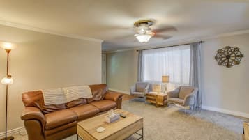 Cottage (2 Bedrooms) | Living room | TV