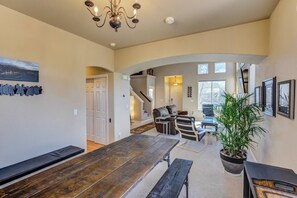 บ้านพัก (3 Bedrooms) | ห้องนั่งเล่น | ทีวี, เตาผิง