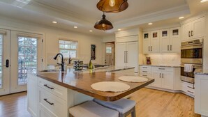 A spacious kitchen with a large island, white cabinetry, and modern appliances. - 5BR Mnt Viewsdowntown Luxuryfirepit & RV Parking (Colorado Springs)