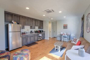 Apartment (1 Bedroom) | Private kitchen | Oven, stovetop, cookware/dishes/utensils - The Coffee Loft Above a Cafe Walk to Dwntn (Colorado Springs)