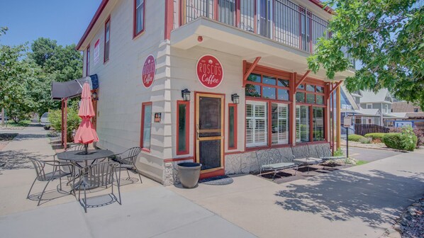 Outdoor dining - The Coffee Loft Above a Cafe Walk to Dwntn (Colorado Springs)