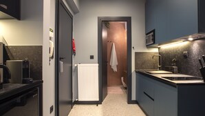 Eine moderne Küche mit Einbauherd, Spüle und Mikrowelle.