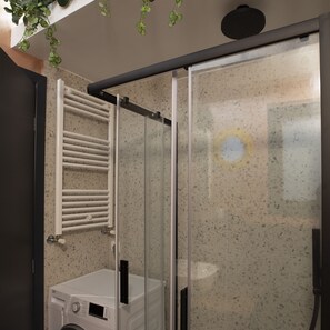 Departamento, 2 habitaciones | Regadera en el baño