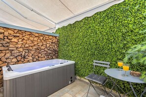 Indoor spa tub