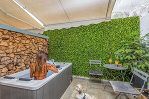 Outdoor spa tub - Blue Mountain Guesthouse "Freya” (Arachova)