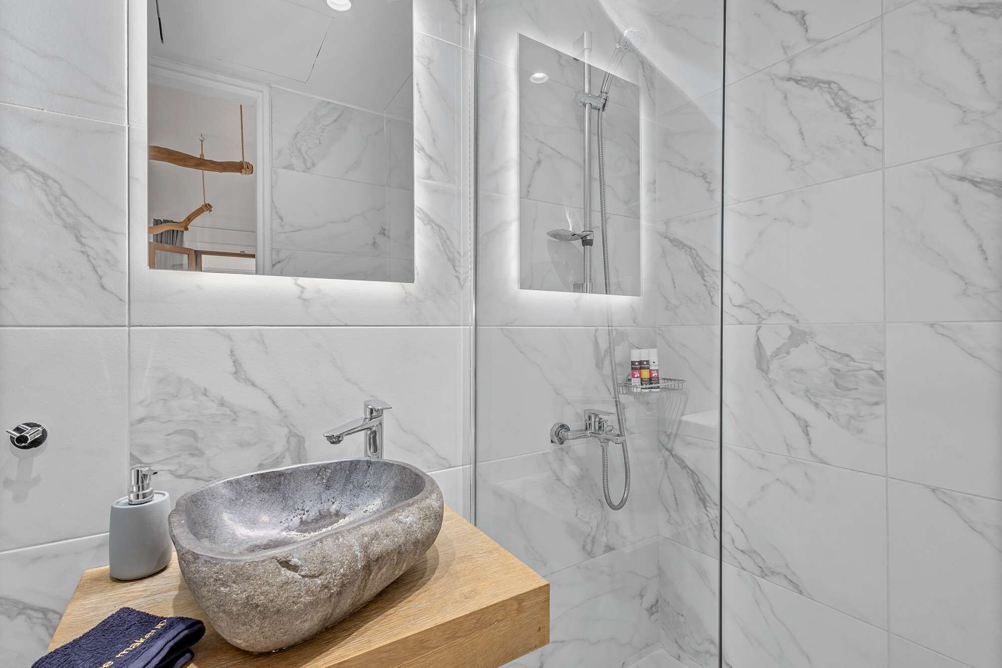 Douche, séchoir à cheveux, serviettes fournies