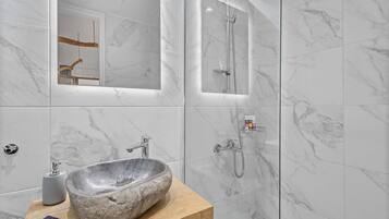 Douche, séchoir à cheveux, serviettes fournies
