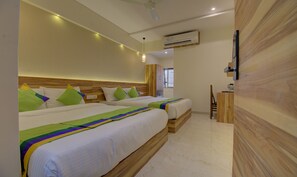 Family Quadruple Room | Free WiFi, bed sheets - Hotel Amisha International (Surat)
