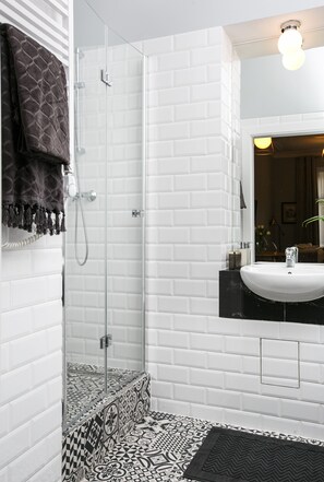 Shower, free toiletries, hair dryer, towels - Sodispar Szpitalna Old Town Apartments (Kraków)