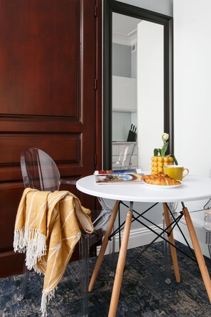 Junior Suite (Sintra) | 1 bedroom, in-room safe, soundproofing, iron/ironing board - Sodispar Szpitalna Old Town Apartments (Kraków)