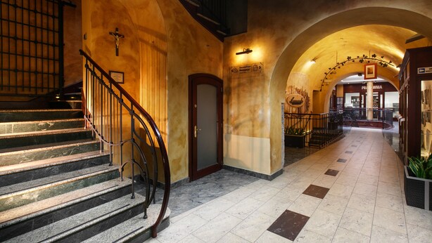 A hotel lobby with marble stairs, a reception desk, and an arched ceiling. - Sodispar Szpitalna Old Town Apartments (Kraków)