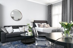 Junior Suite (Lisbon) | 1 bedroom, in-room safe, soundproofing, iron/ironing board - Sodispar Szpitalna Old Town Apartments (Kraków)