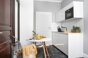 Suite Junior (Sintra) | Cuisinette privée | Réfrigérateur, four à micro-ondes, surface de cuisson, lave-vaisselle
