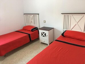 4 室のベッドルーム、アイロン / アイロン台、WiFi (無料)、ベッドシーツ