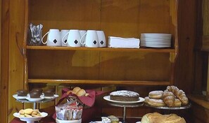 Daily buffet breakfast (EUR 7 per person) - Hotel Bellevue (Pianoro)