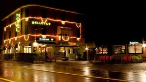 Front of property – evening/night - Hotel Bellevue (Pianoro)