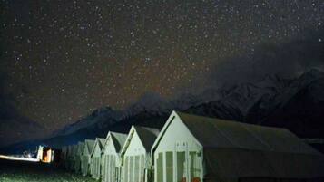 Bagian depan properti - sore/malam