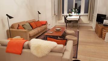 Classic Apartment, 3 Bedrooms, 2 Bathrooms | Living room