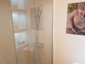 Classic-Apartment, 3 Schlafzimmer, 2 Bäder | Badezimmer | Dusche, Haartrockner, Handtücher