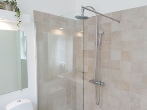 Departamento clásico, 3 habitaciones, 2 baños | Baño | Regadera, secadora de cabello, toallas 