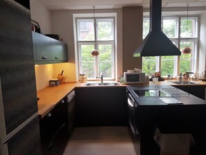 Classic-huoneisto, 3 makuuhuonetta, 2 kylpyhuonetta | Yksityinen keittiö | Jääkaappi, mikroaaltouuni, uuni, liesi