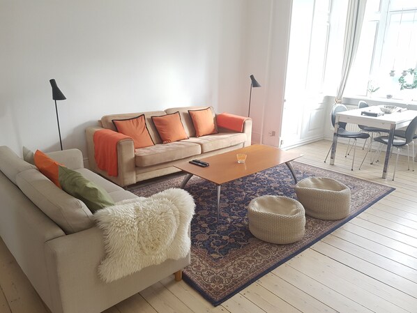 Classic Apartment, 3 Bedrooms, 2 Bathrooms | Living room